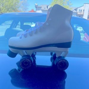 Size 6 white roller skates. Barely used. Blue wheels and stopper.